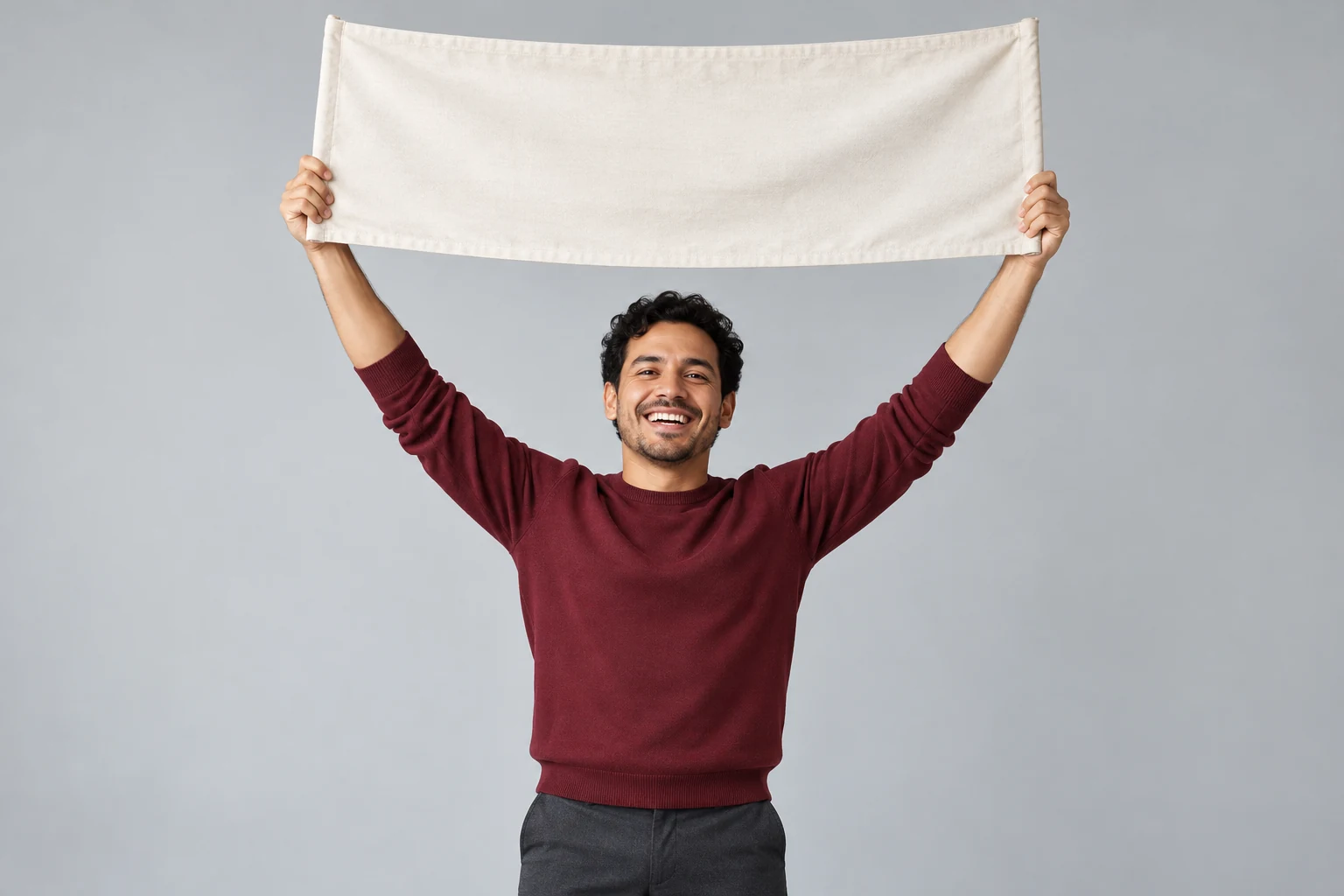 Konzept mit sauberem Studio: Ein Motiv und großzügiger Freiraum über dem Kopf halten das Anheben des Banners gut erkennbar.